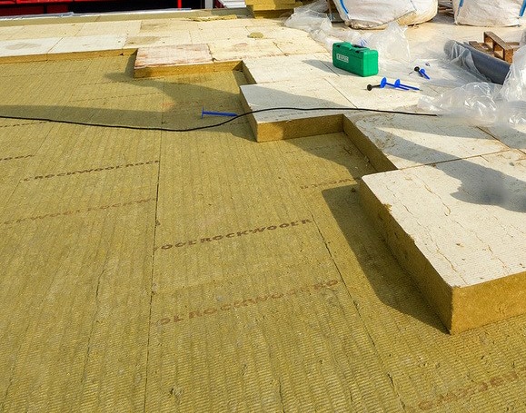 Dakisolatie met rotswol aangebracht door T-Roof voor een lagere energiefactuur