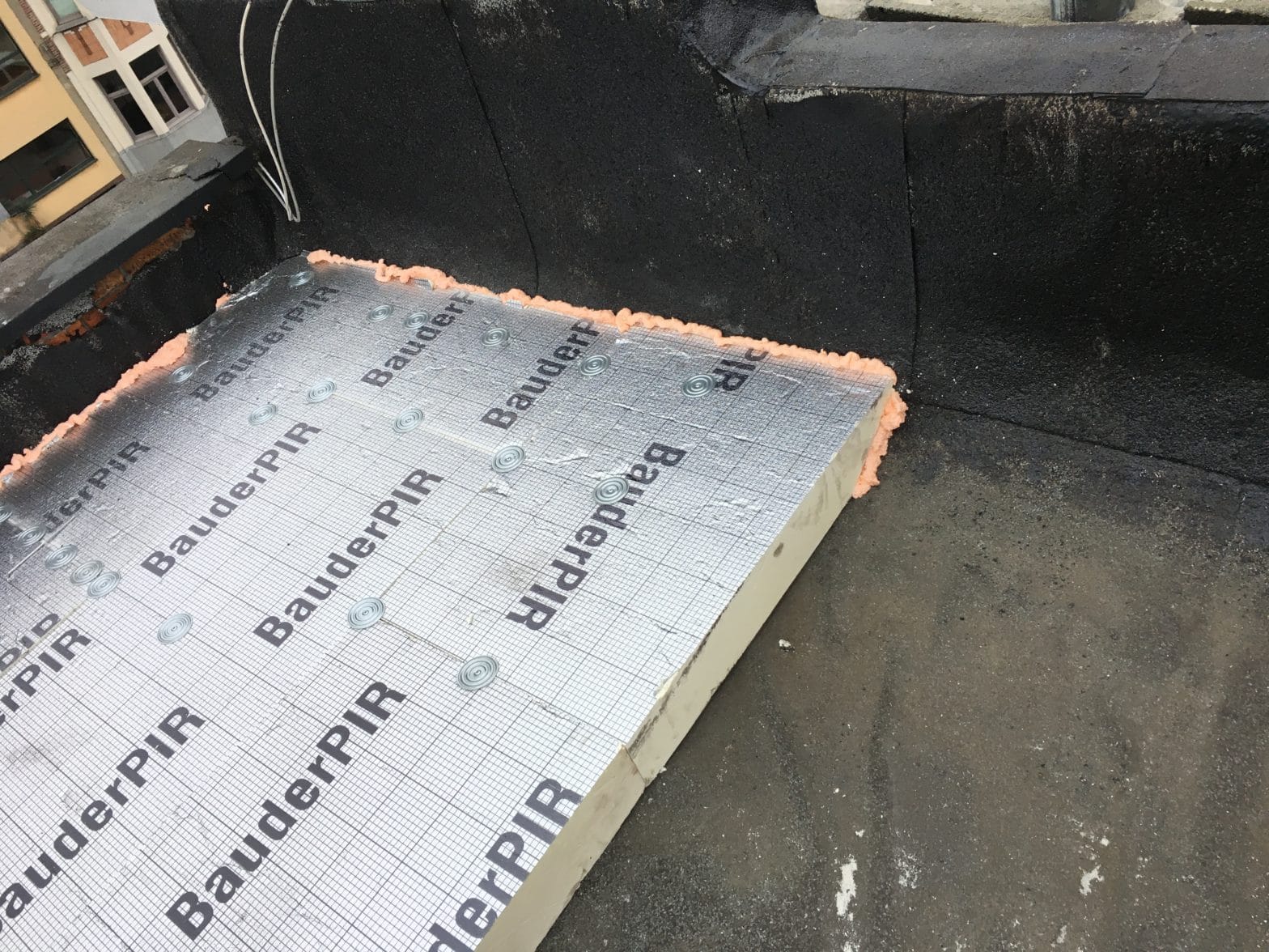 T-Roof vakman bezig met dakwerken op een plat dak in Antwerpen